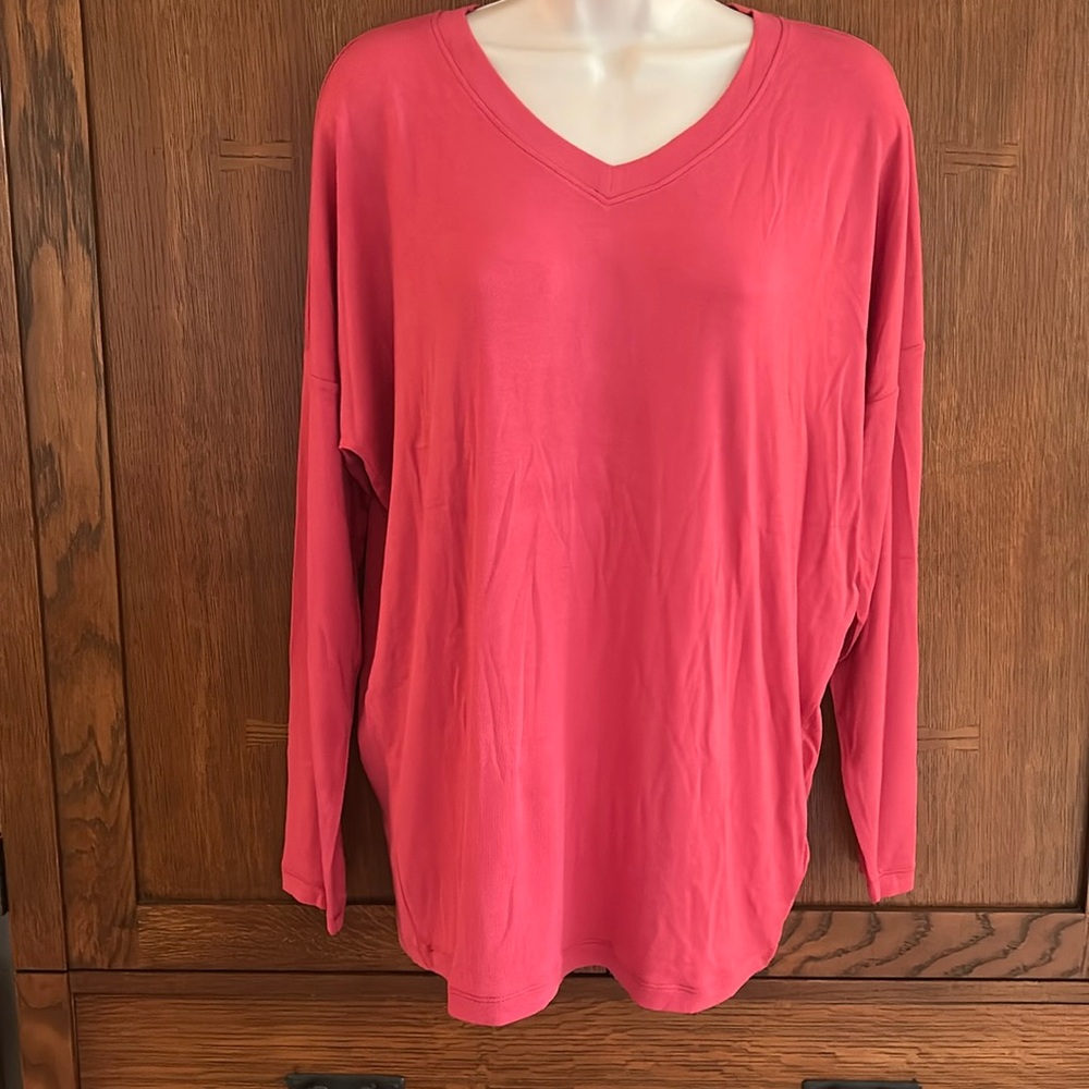 NEW w/o Bag!  CAbi Serenity Tee, Cardinal color, size small, V-Neck Long Sleeve
